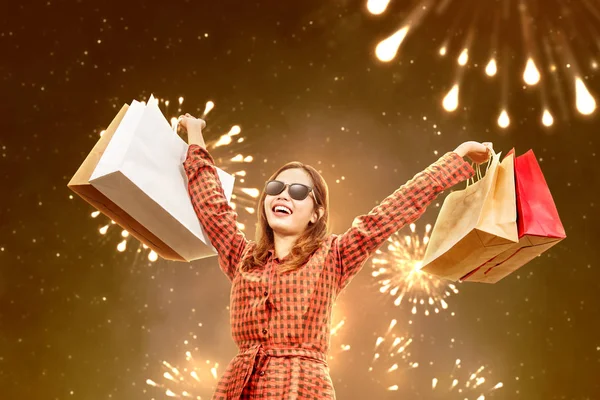 Mujer asiática con gafas de sol llevando una bolsa de compras con cortafuegos — Foto de Stock