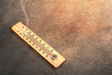 Sokakta yüksek sıcaklıkta ve parlayan güneşli termometre.