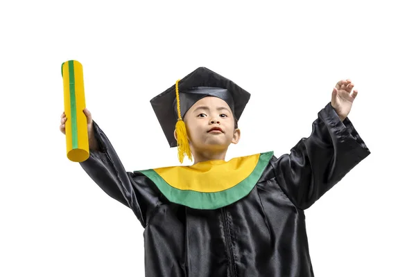 Asiático menina no chapéu e vestido de graduação segurando certificado — Fotografia de Stock