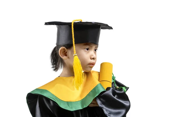 Asiático menina no chapéu e vestido de graduação segurando certificado — Fotografia de Stock