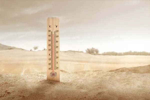 Termómetro con alta temperatura en el desierto con luz solar ba —  Fotos de Stock