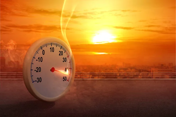 O termômetro na rua com uma alta temperatura no cit — Fotografia de Stock