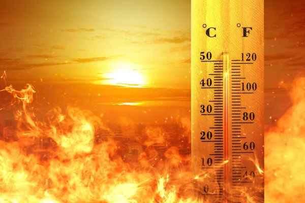 Thermometer with high temperature on the city with glowing sun b — Stock Photo, Image