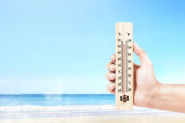 Θερμόμετρο χειρός που μετρά τη θερμοκρασία στην παραλία — Φωτογραφία Αρχείου