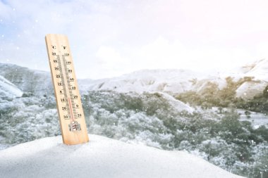 Kardaki termometre dışarıdaki sıcaklığı ölçüyor.