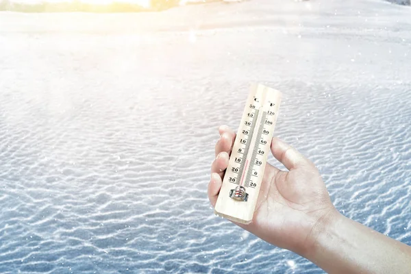 Ręce trzymające termometr z niską temperaturą zimą — Zdjęcie stockowe