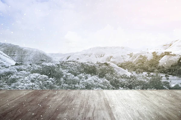 Suelo de madera con vistas nevadas a la montaña — Foto de Stock