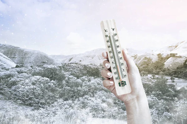 Termómetro de mano que mide la temperatura exterior con — Foto de Stock