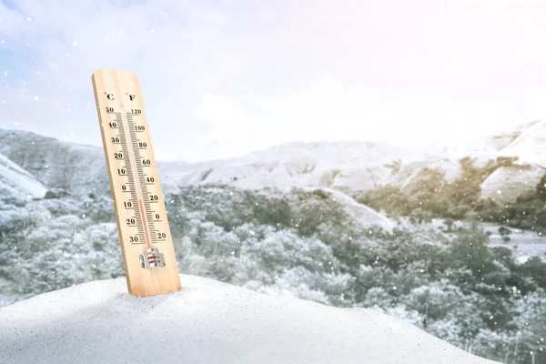 O termômetro na neve medindo a temperatura ao ar livre wi — Fotografia de Stock