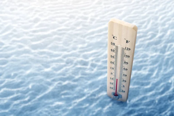 Termômetro de madeira com a baixa temperatura no inverno — Fotografia de Stock