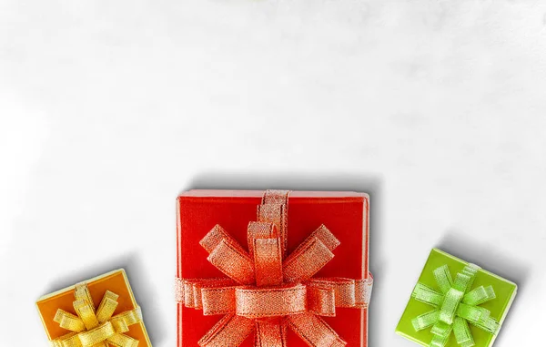 Caixa de presente colorida com uma fita — Fotografia de Stock
