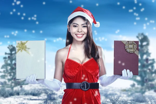 Asiatische Frau im Weihnachtsmann Kostüm hält Geschenk-Box — Stockfoto