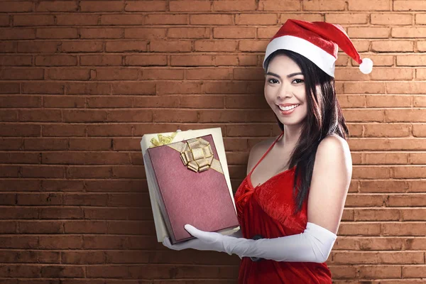 Asian woman in Santa costume holding gift box — Stock Photo, Image