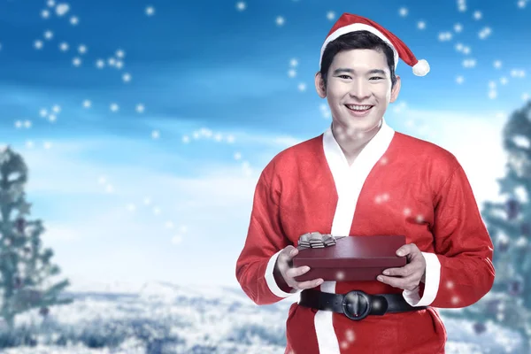 Азіатський людина в Санта-костюм холдингу Подарункова коробка — стокове фото