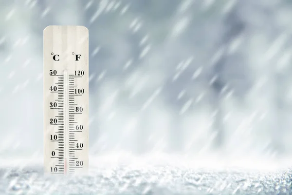 Деревянный термометр с низкой температурой зимой — стоковое фото