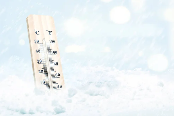 Dřevěný teploměr s nízkou teplotou v zimě — Stock fotografie