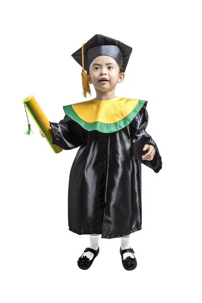 Asiático menina no chapéu e vestido de graduação segurando certificado — Fotografia de Stock