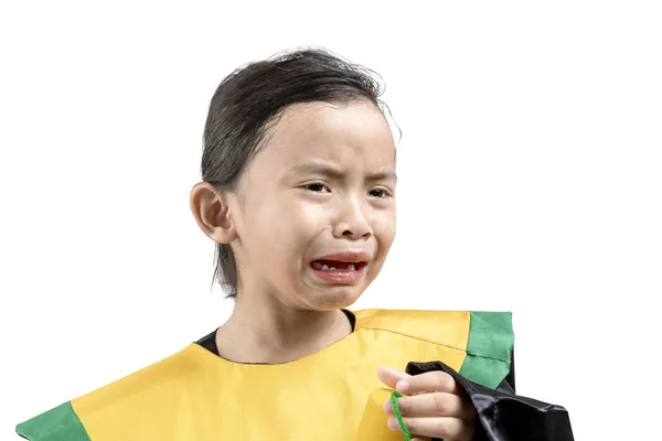 Mezuniyet elbisesi içindeki küçük Asyalı kız elinde sertifikayla ağlıyor. — Stok fotoğraf