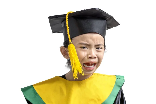 Asiático menina no chapéu e vestido de graduação segurando certificado — Fotografia de Stock