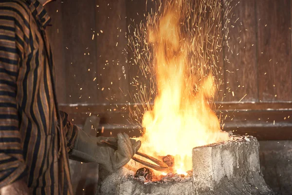 Kovář ohřeje roztavený kov, aby se keris — Stock fotografie
