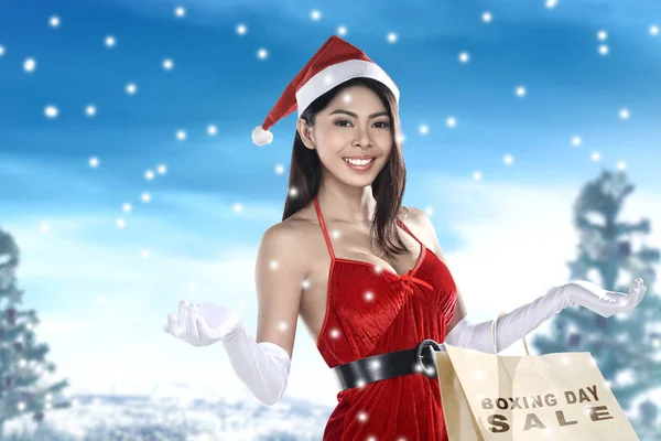 Asiatin im Weihnachtsmannkostüm mit Einkaufstasche und Boxring — Stockfoto