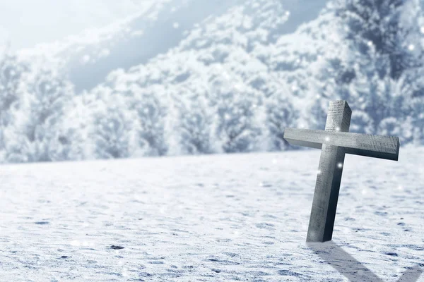 Християнський хрест на снігу — стокове фото