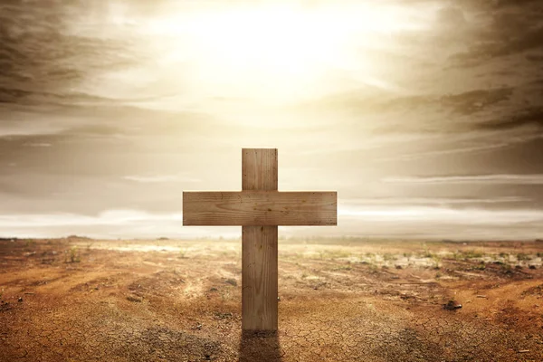 Χριστιανός σταυρός στο ξηρό πεδίο — Φωτογραφία Αρχείου