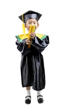 Şapkalı ve mezuniyet elbisesi sertifikalı Asyalı küçük kız.