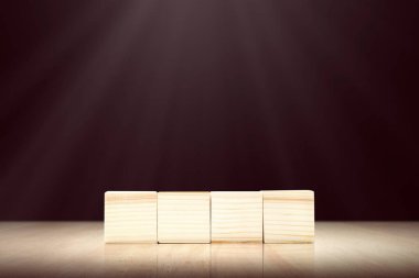 Masanın üzerinde ahşap blok oyuncak