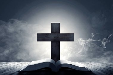 Ahşap masada Hıristiyan Haçı ve İncil 