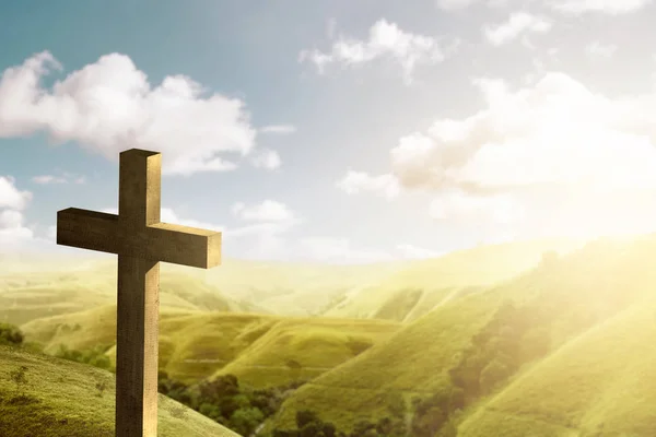 丘の上のクリスチャン十字架 — ストック写真