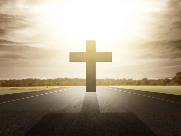Χριστιανικό σταυρό στο τέλος του δρόμου — Φωτογραφία Αρχείου