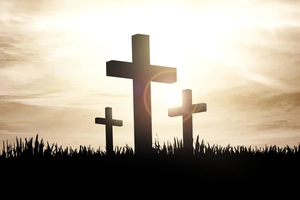 草上的基督教十字架 — 图库照片