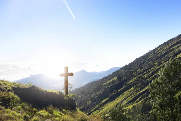 Christian Cross na szczycie wzgórza — Zdjęcie stockowe