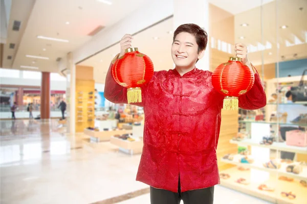 Een Aziatisch Chinees man in een cheongsam jurk holding Chinese lanter — Stockfoto