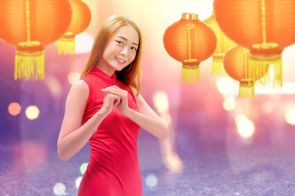 Aziatisch Chinees vrouw in een cheongsam jurk met felicitaties ge — Stockfoto