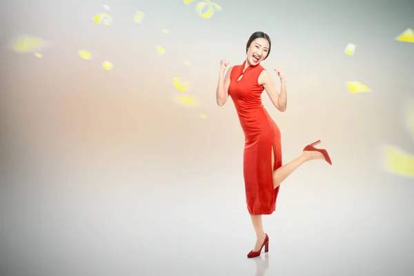 Ázsiai kínai nő egy cheongsam ruha ünnepli kínai Új — Stock Fotó
