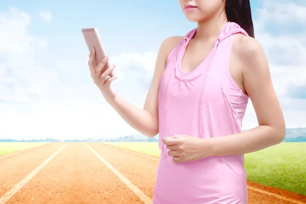 Ázsiai futó nő használ egy mobiltelefon a szünet után runni — Stock Fotó