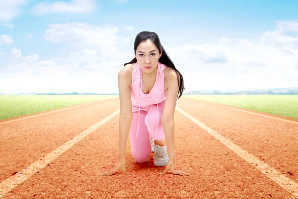 Asian runner woman ready to run on the running track — Stock Photo, Image