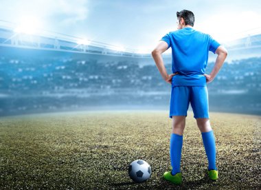 Asyalı futbolcunun topun başında dikiz aynası. 