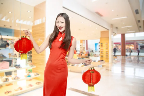 Aziatische Chinese vrouw in een cheongsam jurk met Chinese lantaarn — Stockfoto
