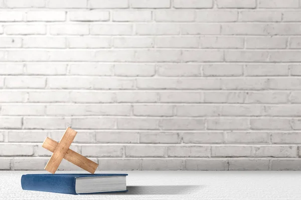 Cruz Cristã e Bíblia sobre a mesa — Fotografia de Stock