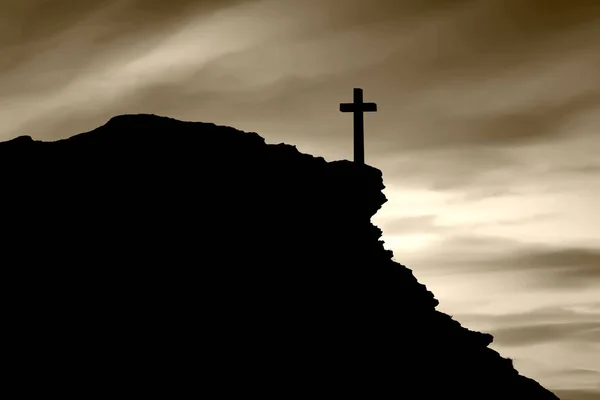 Χριστιανός σταυρός στην άκρη ενός γκρεμού — Φωτογραφία Αρχείου