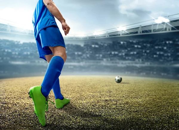 Asyalı futbolcunun topa vuruşunun arka görüntüsü.