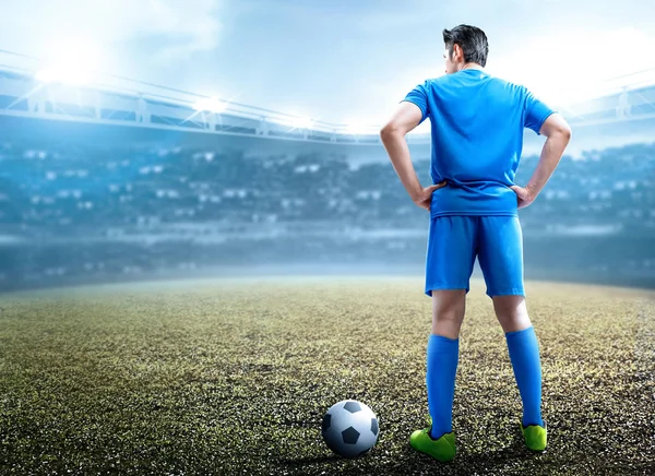 Bakifrån av asiatiska fotbollsspelare man stående med bollen — Stockfoto