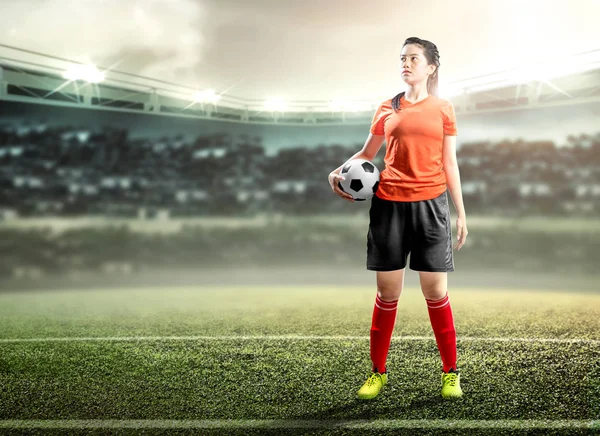 Asiatico giocatore di calcio donna holding il palla su il calcio fie — Foto Stock