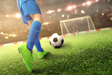 Futbolcunun topa tekme attığı arka manzara.