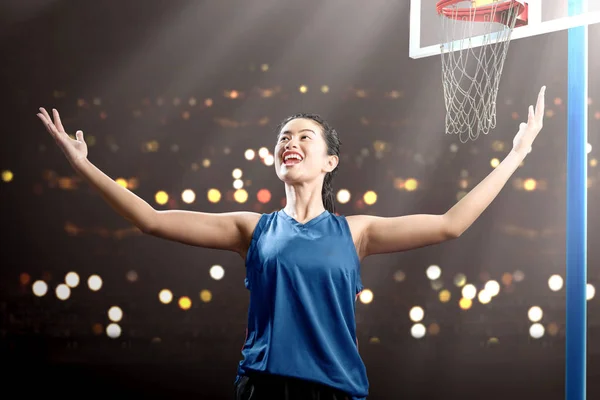 Mulher asiática jogador de basquete com uma expressão feliz — Fotografia de Stock