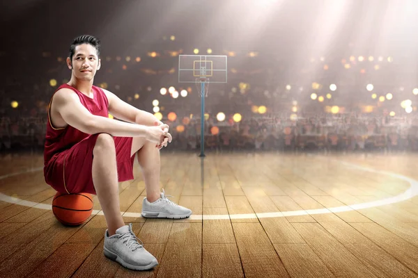 Asiático homem jogador de basquete sentado na bola — Fotografia de Stock