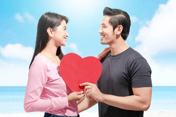 Couples asiatiques tenant le coeur rouge — Photo